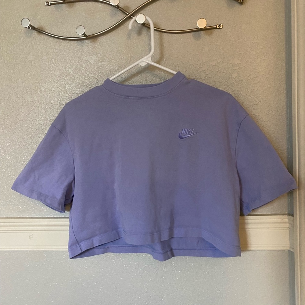 Nike Women’s cropped crewneck shirt